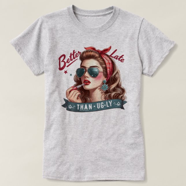 Snällig Retro Flickig T-Shirt – Bättre Sent än Ful (Design framsida)