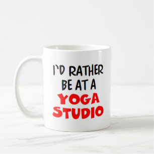 Snarare på en yogastudion kaffe mugg