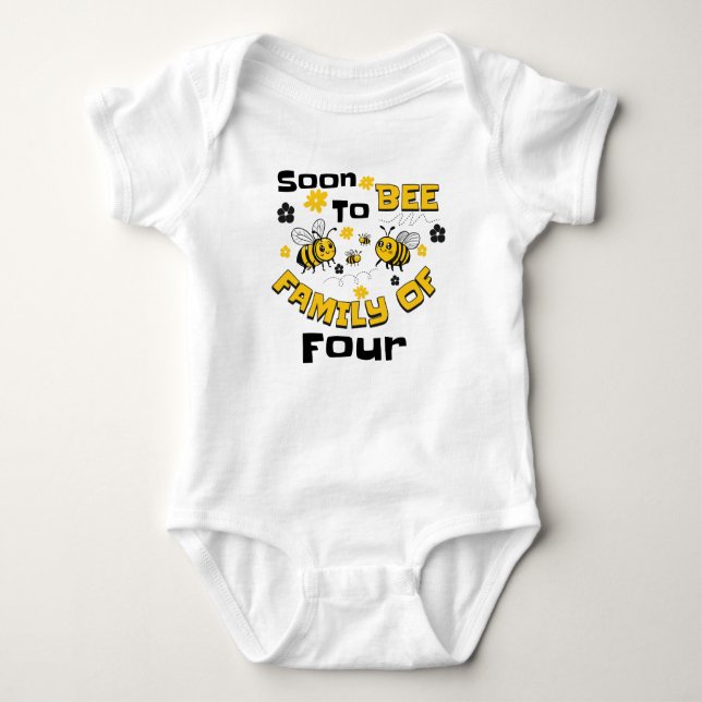 Snart en familj på fyra - Födselannons baby T Shirt (Framsida)