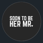 Snart för att vara hennes framtida Make Groom Bröl Runt Klistermärke<br><div class="desc">Snart för att vara gift med sin framtida Make Groom Bröllop</div>