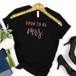 Snart kommer hon att vara fru Bachelorette Bride T T Shirt<br><div class="desc">Snart kommer hon att vara fru Bachelorette Bride T Shirt. Enkelt rolig text som är underbar för bära till en bachelorette-fest med matchande gruppskjortor.</div>
