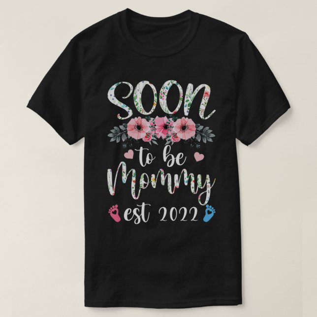 Snart kommer Mamma 2022 Flower Mors dag Mamma Preg T Shirt (Design framsida)