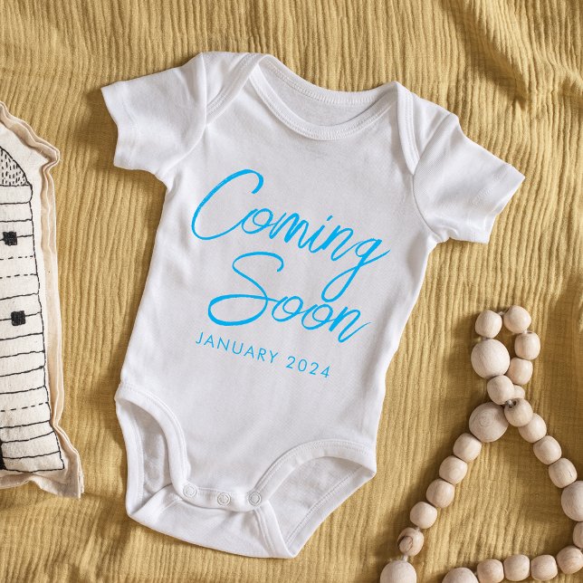 Snart kommer Nyfödd bebis Boy Blue Announcement T Shirt (Skapare uppladdad)