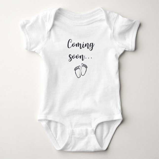 Snart. Meddelande om Gravid av matfett i baby  T Shirt (Framsida)