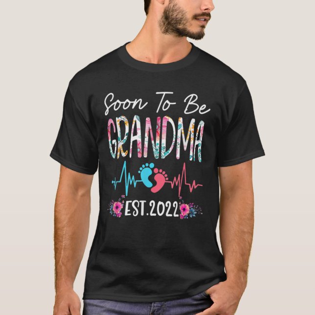 Snart som farmor Est 2022 Funny Blommigt Mor T Shirt (Framsida)
