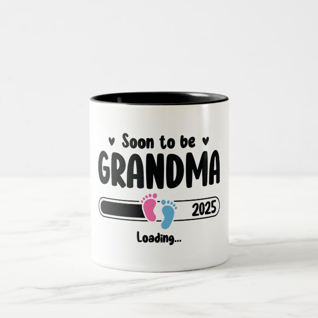 Snart som mormor 2025 Två-Tonad mugg (Center)