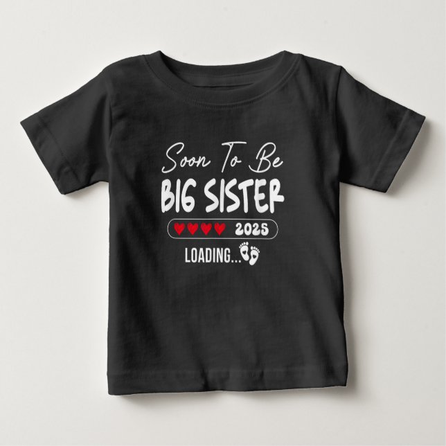 Snart Storasyster 2025 Laddar Syster Est 2025 T Shirt (Framsida)