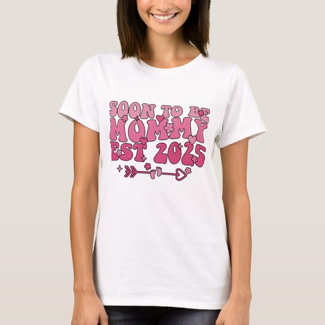 Snart till 2025 års Mamma Groovy Mamma Est 2025 T Shirt (Framsida)
