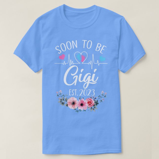Snart till Gigi Est 2023 Blommigts Gravid Announce T Shirt (Design framsida)