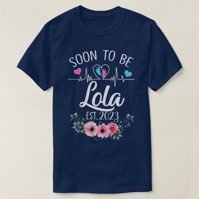 Snart till Lola Est 2023 Blommigt Gravid Announce T Shirt (Design framsida)