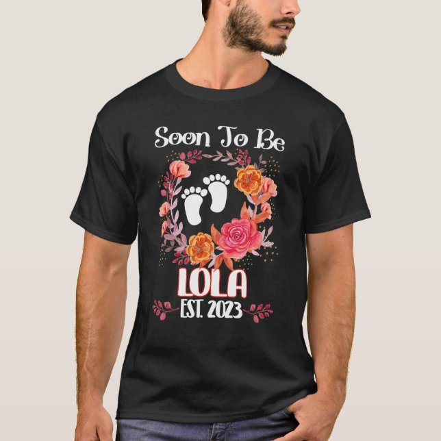 Snart till Lola Est 2023 Gravid Meddelande 1 T Shirt (Framsida)