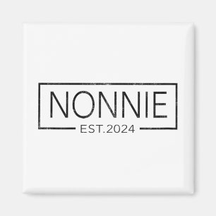 Snart till Nonnie 2024 Mors dag Nonnie Est 2024 Magnet
