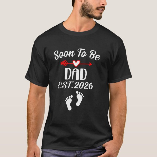 Snart till PAPPA est 2026 Arrow Cute Baby Feet Boy T Shirt (Framsida)