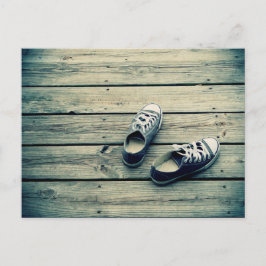 SNEAKERS PÅ EN PIER VYKORT