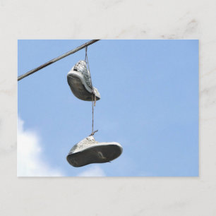 SNEAKERS PÅ EN STRÖMLINJE VYKORT