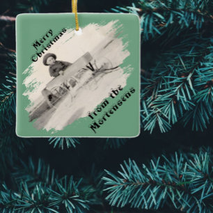 Snett foto med svept öppnande jultext julgransprydnad keramik