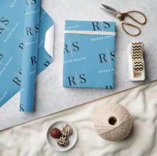 Snett svart monogram & vitt namn, blått presentpapper