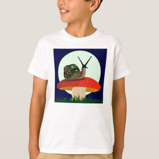 Snigel på en champinjonT-Shirt. Tee