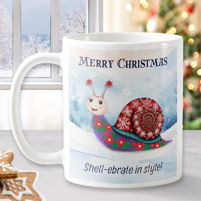Snigel Pun Humor Rolig God Jul Personlig Kaffemugg (A funny Christmas mug with picture of a snail wearing a festive patterned sweater on a snowy day)