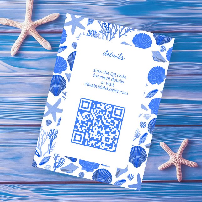 Snigelskal Bröllopsduschtic Blå Strand Anpassad QR Tilläggskort (Seashells Bridal Shower Chic Blue Beach CUSTOM QR Enclosure Card
)