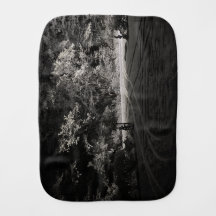 Snigert skogslandskap på natten