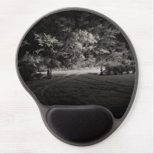 Snigert skogslandskap på natten 