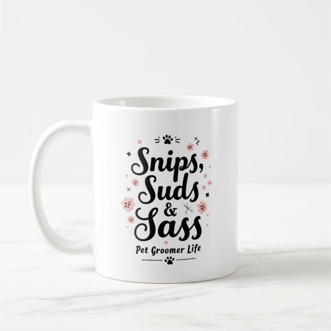 Snips, Suds & Sass – Pet Groomer Life Kaffemugg (Vänster)