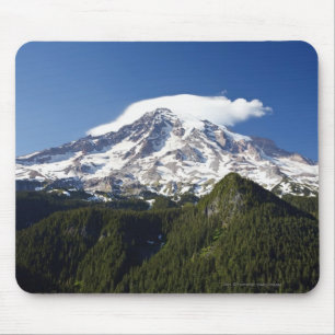 Snö Capped berg med blå himmel & skogen Musmatta