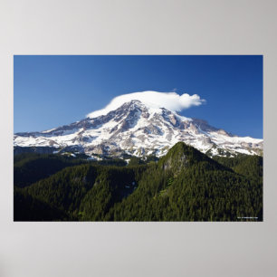 Snö Capped berg med blå himmel & skogen Poster