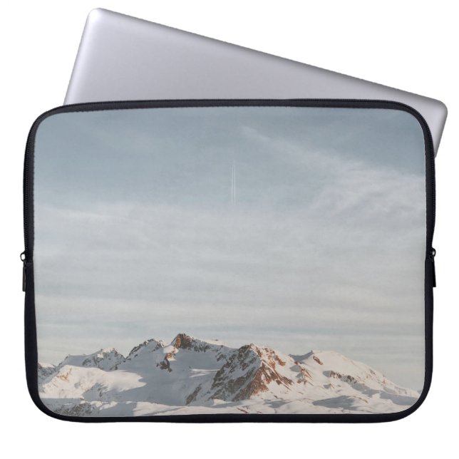 SNÖ CAPPED MOUNTAIN AT DAYTIME LAPTOP FODRAL (Framsidan)