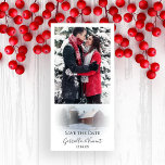 Snö Covered Barn Winter Wedding Spara datum Spara Datumet<br><div class="desc">Meddela dina kommande barn med det charmerande Barn-Landsbyggsbröllopet med Snö Spara datumfotokortet. Anpassa den med ett foto av ceremonin för bruden och brudgummen, namn och giftermål. I denna rustiska chic personligt bröllp-behålla innehåller fotokortet ett stil-foto av en röd lada och silo täckt med vit snö. Perfekt för att ange tonen...</div>