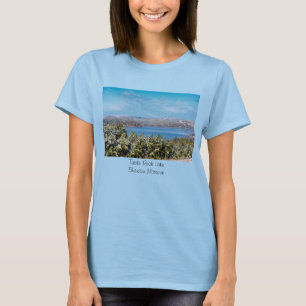 Snö Dusting vid Bord Sten Sjö T-Shirt
