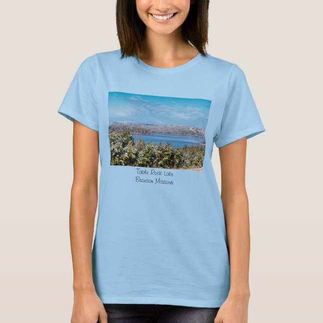 Snö Dusting vid Bord Sten Sjö T-Shirt (Framsida)