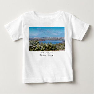 Snö Dusting vid Bord Sten vid Småbarn i Sjö T Shirt