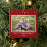 Snö-familjens fotopto Keepsaké Red jul Julgransprydnad Keramik<br><div class="desc">Den här fyrkantiga julprydnaden har ett vågrät foto på en röd bakgrund som är accentuerad med små punkter som representerar snö. Anpassa den här familjedesignen med ditt namn och år.</div>