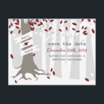 Snö Forest Winter Red Bröllop Spara Datum för vyko Meddelande Vykort<br><div class="desc">Ett vinterbröllop sparar datumet på vykortet med en illustration av en snöskog i träd. Träd har rött,  vitt och silver löv,  exponerade rötter och en skräp som kan skräddarsys med brud & grooms namn.</div>