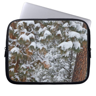 Snö fyller grenarna på ponderosa tallar laptop sleeve