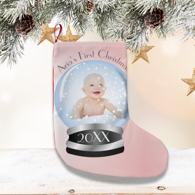 Snö Globe Rosa Flicke Baby 1 Julfotfoto Liten Julstrumpa (Snow Globe Pink Girl Baby's 1st Christmas Photo Small Christmas Stocking)
