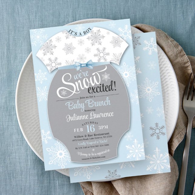 Snö har en utsökt babyboja, blå snöflingor. inbjudningar (We're Snow Excited blue & gray baby boy winter snowflake baby bodysuit brunch shower invitation)