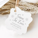 Snö i Kärlek Bachelorette Gåvor Etiketter<br><div class="desc">Öka ditt vinterfiltparti med våra "Snö i Kärlek Bachelorette Favor Tags". De här märkrna i chicen är perfekter för att klä av dina bachelorette-påsar och bachelorette-festen föredrar påsar och skapar dem en bild i dina bakhelorette godis-påsar. Idealisk för ett vinterparti med bachelorette, de kostym, de med servopartiidéer och vinterfestteman för...</div>