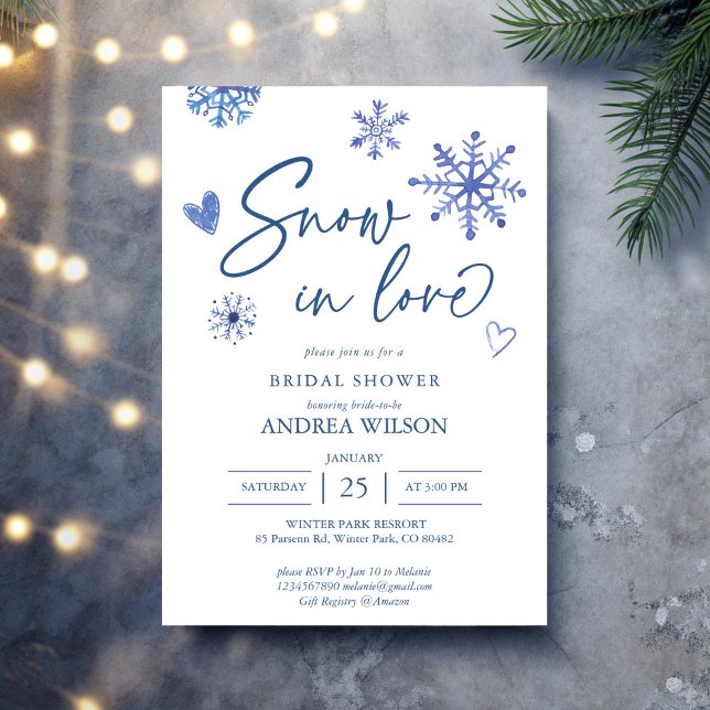 Snö i kärlek snöflingor vintermöhippa inbjudningar (Snow in love dusty blue snowflakes winter bridal shower invitation template)