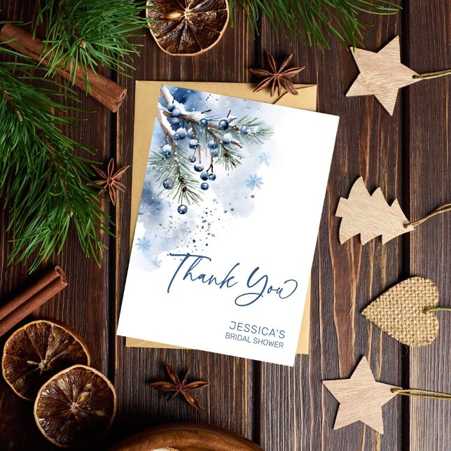 Snö i kärlek vinter bröllopsdusch mall (Snow in love winter bridal shower template thank you card watercolor snowy pines blue winter berries)