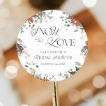 Snö i Kärlek Vinterjul-Möhippan Runt Klistermärke<br><div class="desc">Snö i Kärlek Vinterjulens Möhippa Classic Round Sticker fångar romantik och skönheten i ett vinterland med en aning festlig charm. Utformningen har en vattenfärgad illustration av evergreen grenar som dammats med snö och som skapar en mjuk, föränderlig bakgrund för ett firande. Röda blommigtar och bär är sammanflätade med gröna, ge...</div>