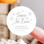 Snö i kärlek White Winter Bachelorette Runt Klistermärke<br><div class="desc">Öka din vinterbachelorettfest med vår "Snö i Kärlek White Winter Bachelorette Classic Round Sticker". Perfekt för idéer från vinter-kabinbakteriet, detta klistermärke fångar kärnan av ett vinterparti med bachelorette. Idealiskt för skidbachelorettpartientusiaster, kompletterar det apres ski bachelorette-partiteman. Fira ditt snö i kärlek-bachelorette-parti med en chic snö-temat bachelorettfest touch. Utforska olika teman för...</div>