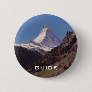 Snö på alpin skog för Matterhorn blå himmel Knapp