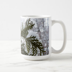Snö på Evergreen Grenar Kaffemugg