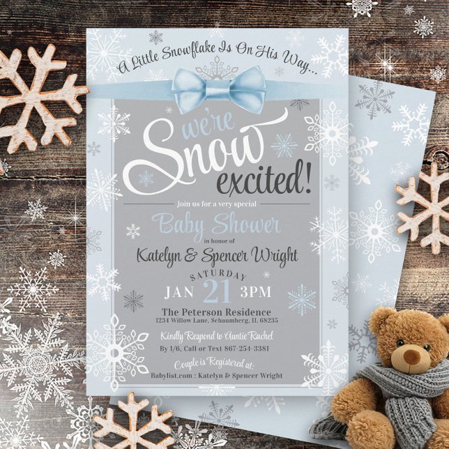 Snö-punktad snöflingor, blått småbarn inbjudningar (Cute blue bow & gray WE'RE SNOW EXCITED baby boy snowflake winter wonderland baby shower invite)