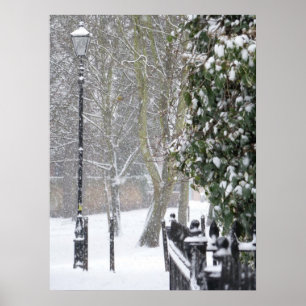 Snö Scene med gammalt gatuljus Poster