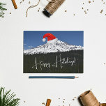 Snö-socklade berget Rainier med Santa Hat<br><div class="desc">Stillahavets julkort i nordvästra stil som Julhälsningar en scenisk,  fotografisk bild av snö-socklade berget Rainier med röd julhatt. Markera hälsningskortet avsluta stil.</div>