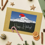 Snö-socklade berget Rainier med Santa Hat Helgkort<br><div class="desc">Stillahavets julkort i nordvästra stil som Julhälsningar en scenisk,  fotografisk bild av snö-socklade berget Rainier med röd julhatt. Markera hälsningskortet avsluta stil.</div>